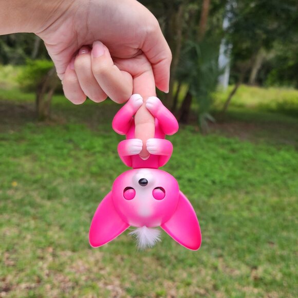 WowWee Fingerlings Interactive Hot Pink Baby Kayla Fox Toy Figure - Picture 2 of 2